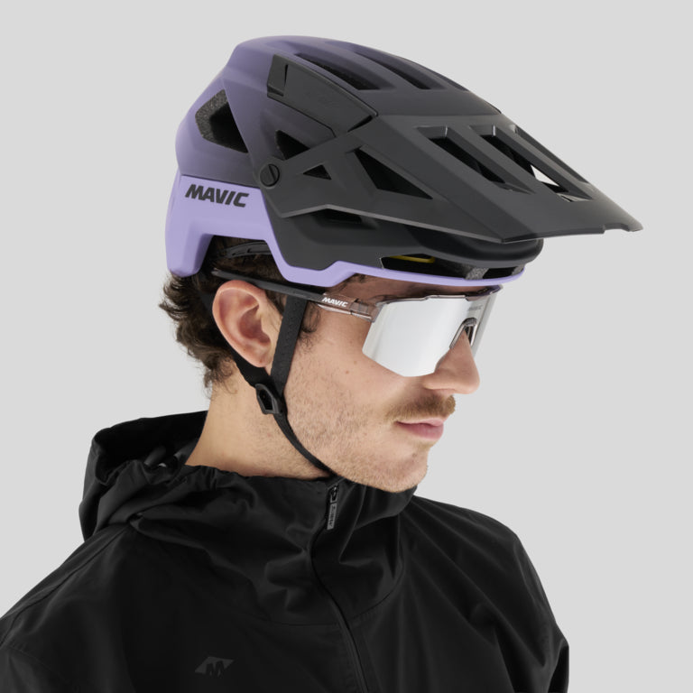 MAVIC DEEMAX TRAIL MTB-Helm in Schwarz/Violett – getragen, Seitenansicht