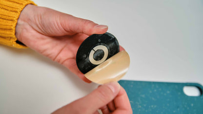 FIDLOCK VACUUM Klebepad für Smartphones, universell, schwarz — Entfernen der Klebeschutzfolie vor dem Anbringen des schwarzen Pads
