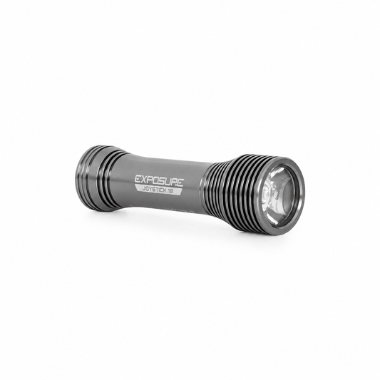 EXPOSURE LIGHTS JOYSTICK 18 Frontleuchte mit Helm-/Lenkerhalterung — Produktansicht auf weißem Hintergrund
