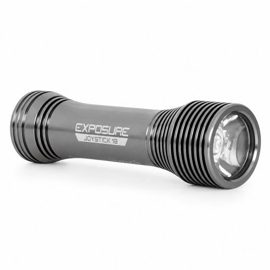 EXPOSURE LIGHTS JOYSTICK 18 Frontleuchte — Produktansicht auf weißem Hintergrund