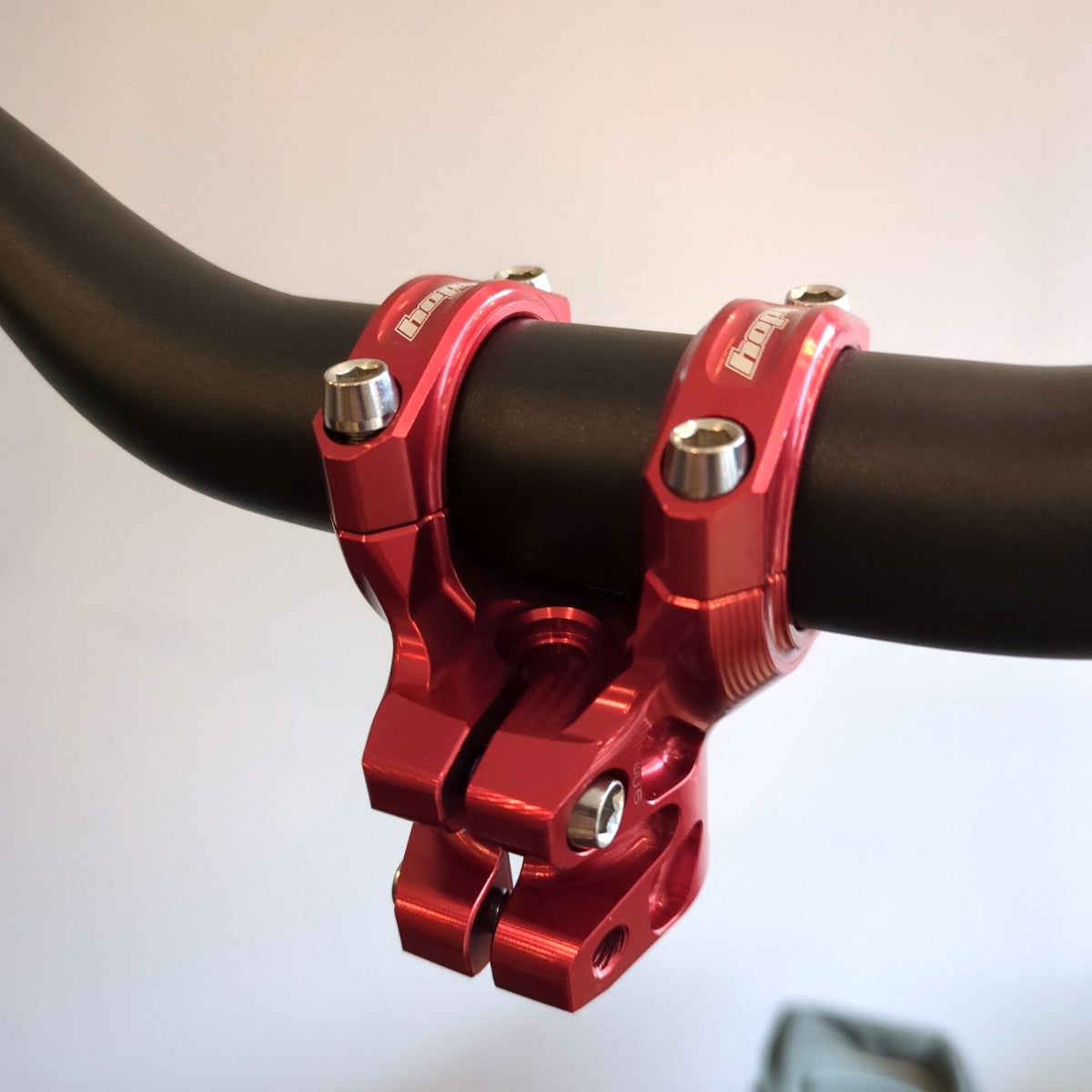 HOPE GRAVITY Vorbau 20 mm Rot — Rückansicht, am Lenker montiert