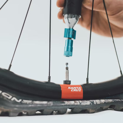 CO2-Inflator PEATY'S HOLESHOT ROAD/GRAVEL + 2 CO2-Kartuschen Gewindeart 16 g Schwarz