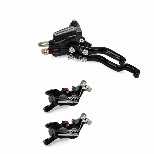 HOPE TECH 3 E4 DUO Bremse in Schwarz — Doppelbremshebel und zwei Bremssättel auf weißem Hintergrund