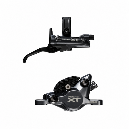 SHIMANO XT M8200 XC-Bremse mit 2 Kolben — Bremshebel und Bremssattel vor weißem Hintergrund