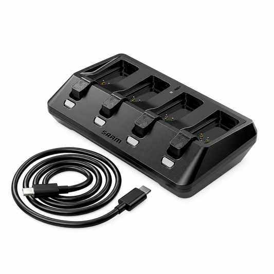 SRAM AXS 4-Port-Ladegerät A1 — Schrägansicht mit USB-C-Kabel