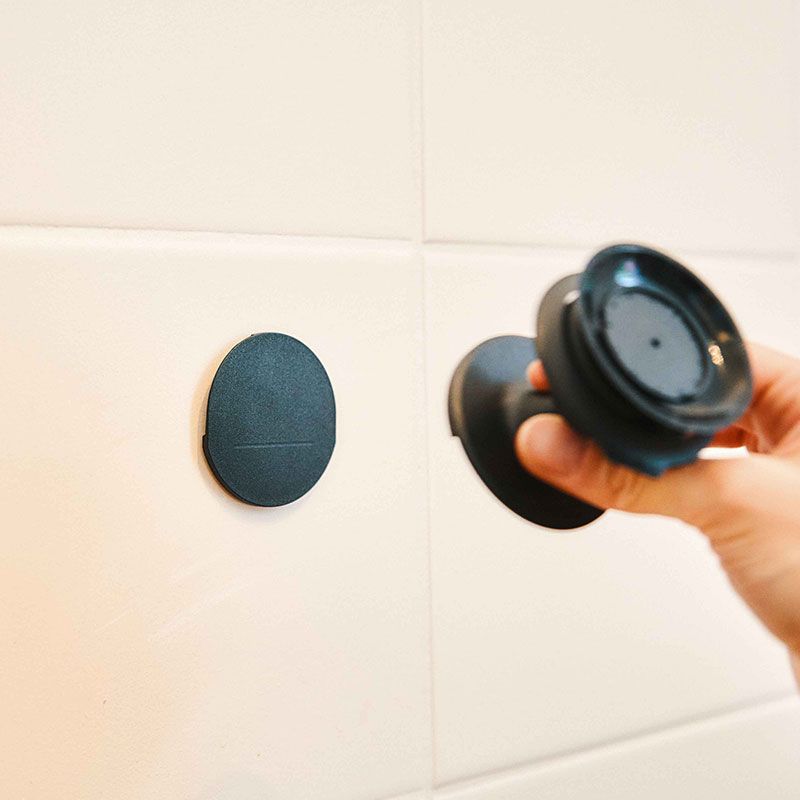 Schwarze FIDLOCK VACUUM Wandhalterung — Montage der schwarzen Halterung: Befestigung des VACUUM Kopfs