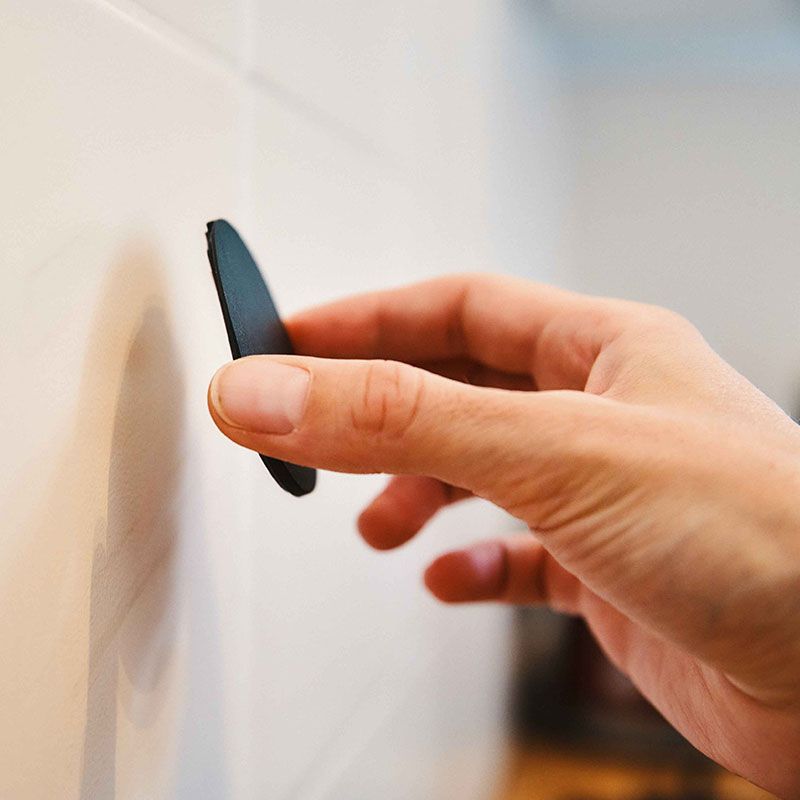 Schwarze FIDLOCK VACUUM Wandhalterung — Montage der schwarzen Halterung: Positionierung der Basis an der Wand