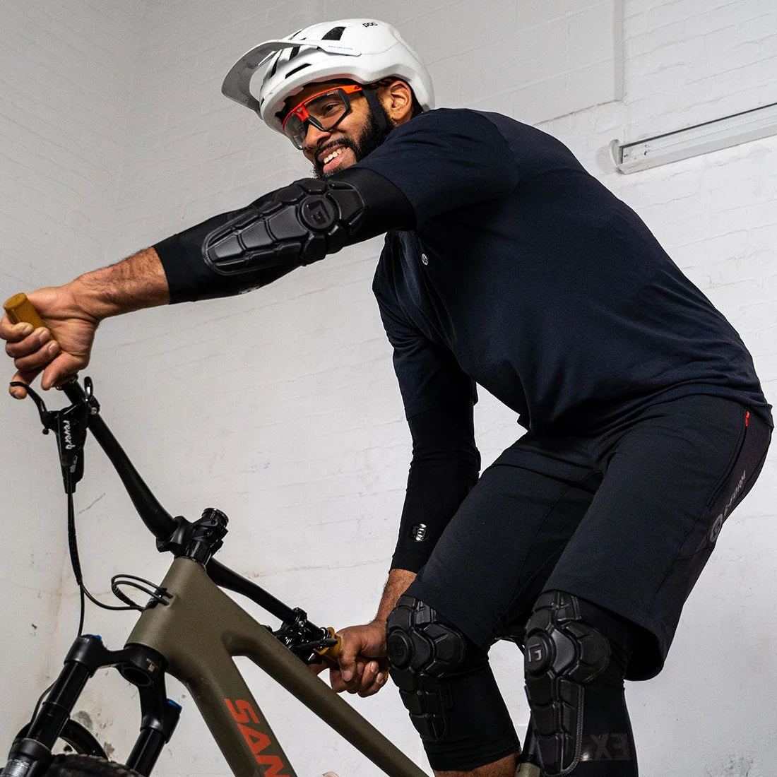 G-FORM PRO-X3 Ellbogenschützer Mattschwarz